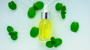 Kozmetik nanesi, su arka planında bir şişede. Seçici odak.