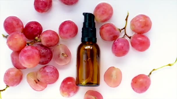 Olio di capelli con estratto di chicco d'uva uno sfondo d'acqua. Focus selettivo. — Video Stock