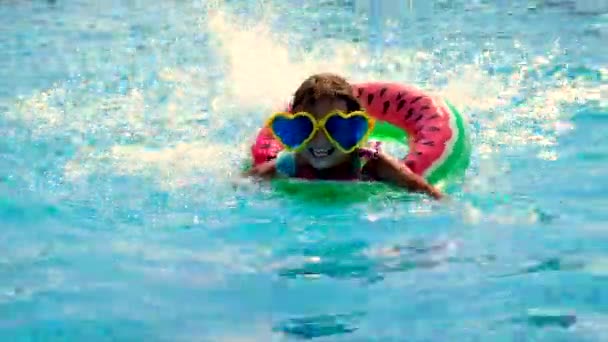 Ein Kind im Kreis schwimmt im Pool. Selektiver Fokus. — Stockvideo