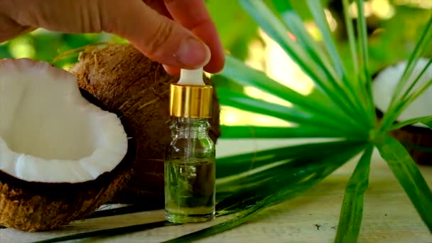 Kokosolie in een fles voor spabehandelingen. Selectieve focus. — Stockvideo