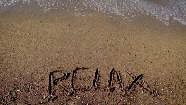 Inschrift auf dem Sand am Strand. Selektiver Fokus. — Stockvideo