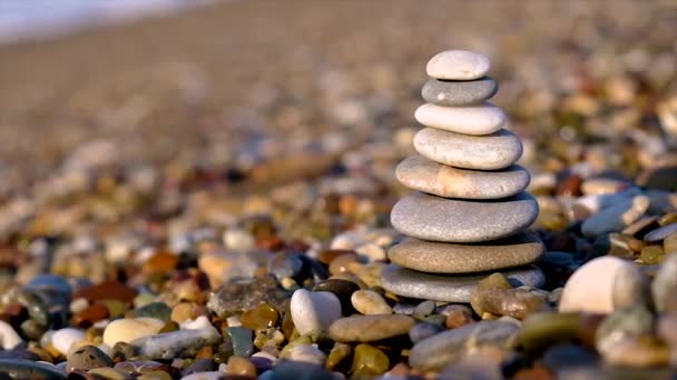 Каменистые камни на пляже. Селективный фокус. — стоковое видео