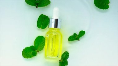 Kozmetik nanesi, su arka planında bir şişede. Seçici odak.