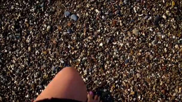 Flickan går på strandbenen. Selektiv inriktning. — Stockvideo