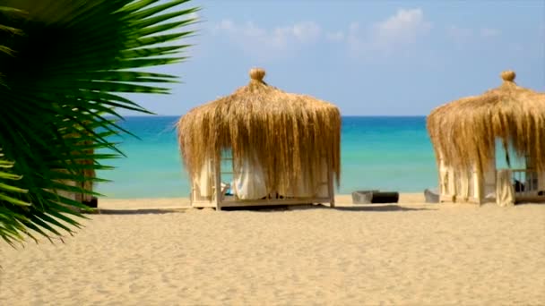 Bungalows på stranden nära vattnet. Selektiv inriktning. — Stockvideo