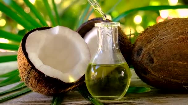 Olio di cocco in bottiglia per trattamenti termali. Focus selettivo. — Video Stock