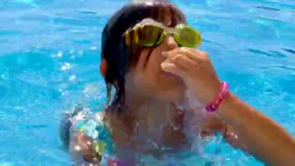 L'enfant plonge dans la piscine. Concentration sélective. — Video