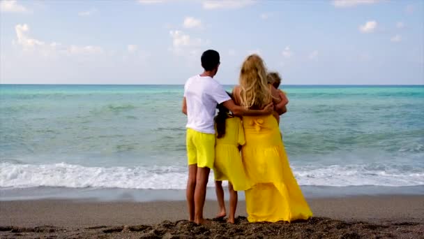 Familjen på stranden mot havet. Selektiv inriktning. — Stockvideo