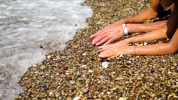 Vater und Tochter sammeln Steine am Meer. Selektiver Fokus. — Stockvideo