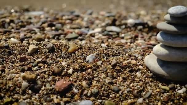 Kumsalda çakıl taşları. Seçici odak. — Stok video