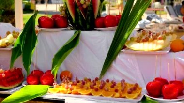 Masadaki meyvelerden açık büfe ikramlar. Seçici odak.