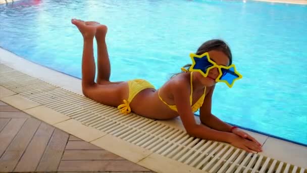 Il bambino a bordo piscina è felice. Focus selettivo. — Video Stock