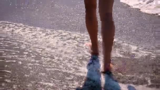 Pernas femininas andando ao longo da praia. Foco seletivo. — Vídeo de Stock