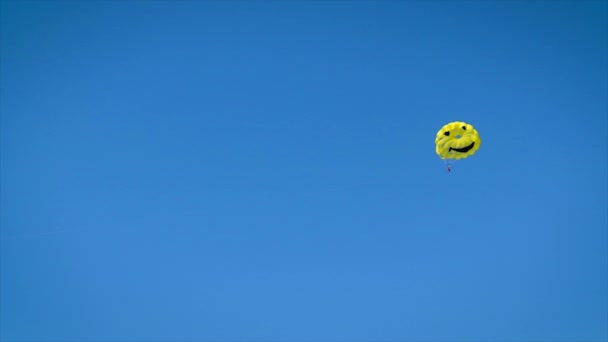 Zábavné parasailing přes moře. Selektivní zaměření. — Stock video