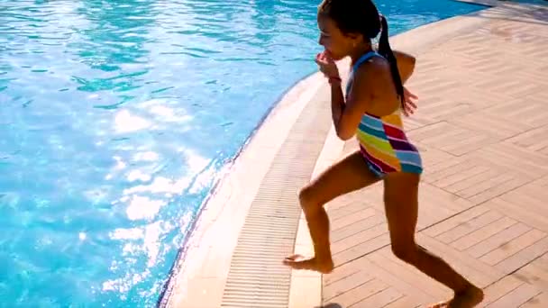 Дитина стрибає в басейн. Вибірковий фокус . — стокове відео