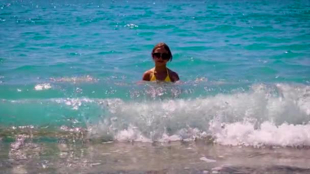 Il bambino nuota in mare sulle onde. Focus selettivo. — Video Stock