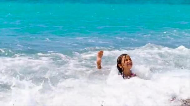 Il bambino nuota in mare sulle onde. Focus selettivo. — Video Stock