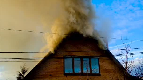 房子的屋顶着火了.有选择的重点. — 图库视频影像