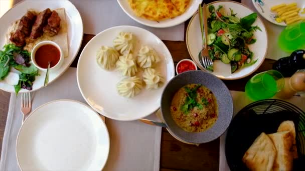 Γεωργιανό φαγητό σε εστιατόριο. Επιλεκτική εστίαση. — Αρχείο Βίντεο