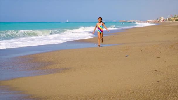 Dziecko biegające po plaży. Skupienie selektywne. — Wideo stockowe