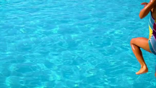 Barnet hopper dykker ned i poolen. Selektivt fokus. – Stock-video