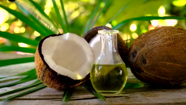 Olio di cocco in bottiglia per trattamenti termali. Focus selettivo. — Video Stock