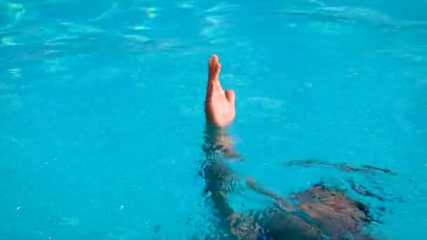 Dziecko topi się w wodzie. Skupienie selektywne. — Wideo stockowe