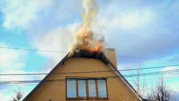 집의 지붕에 불이붙었어. 선택적 초점. — 비디오