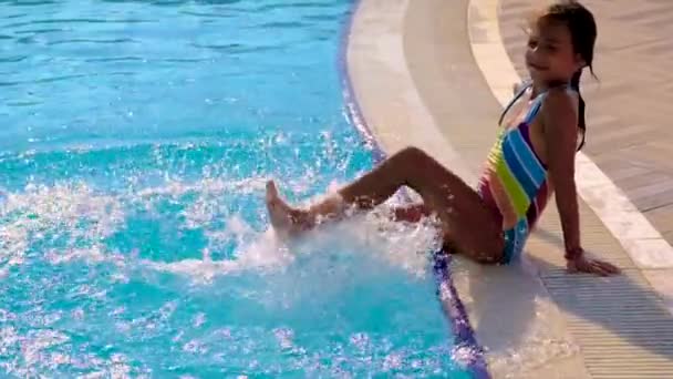 Un bambino in piscina spruzza acqua. Focus selettivo. — Video Stock