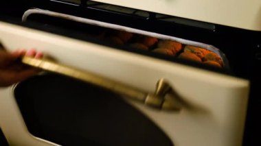 Kadın mutfakta kurabiye pişirir. Seçici odak.