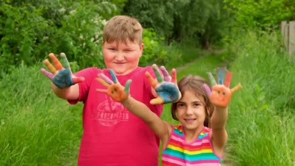 Dziecko bawi się rękami w farbach. Skupienie selektywne. — Wideo stockowe