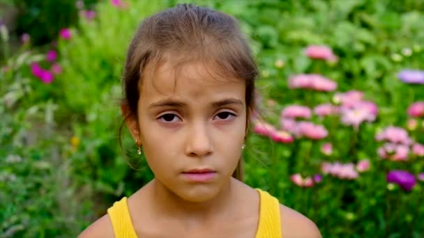 El niño es alérgico a las flores. Enfoque selectivo. — Vídeos de Stock