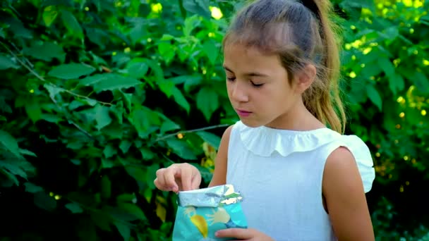 Il bambino sta mangiando patatine. Focus selettivo. — Video Stock