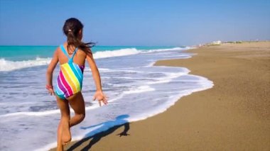 Sahilde koşan bir çocuk. Seçici odak.