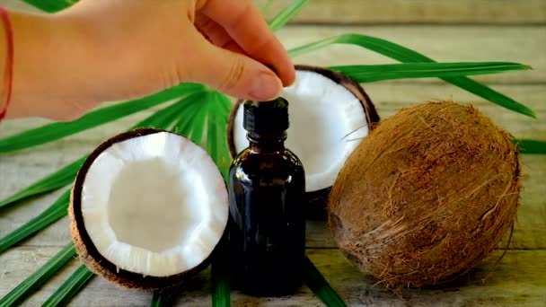Aceite de coco en una botella para tratamientos de spa. Enfoque selectivo. — Vídeos de Stock
