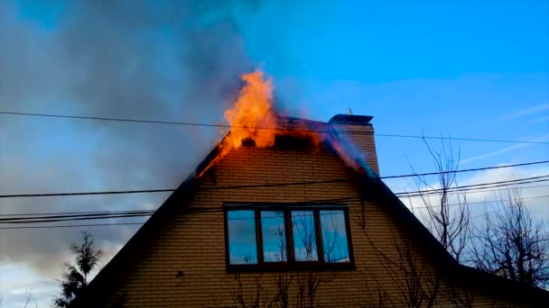 The roof of the house is on fire. Selective focus. — Stock Video