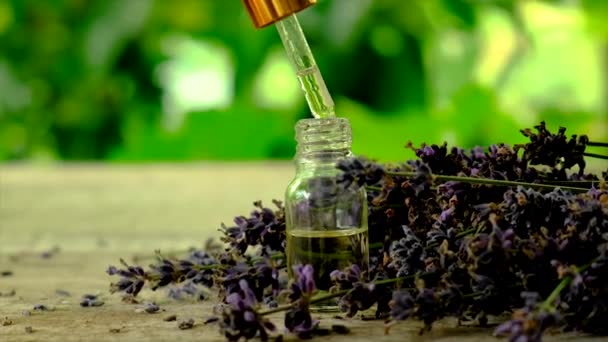 Lavender minyak esensial dalam botol. Fokus selektif. — Stok Video