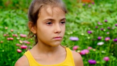 Çocuğun çiçeklere alerjisi var. Seçici odak.