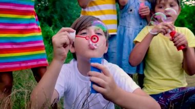 Çocuklar sokakta baloncuk çıkarıyor. Seçici odak.