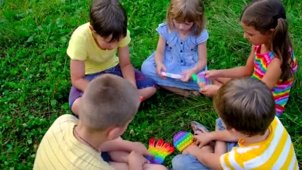 Kinder auf dem Rasen spielen ihn an. Selektiver Fokus. — Stockvideo