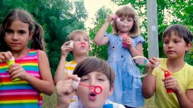 Çocuklar sokakta baloncuk çıkarıyor. Seçici odak.