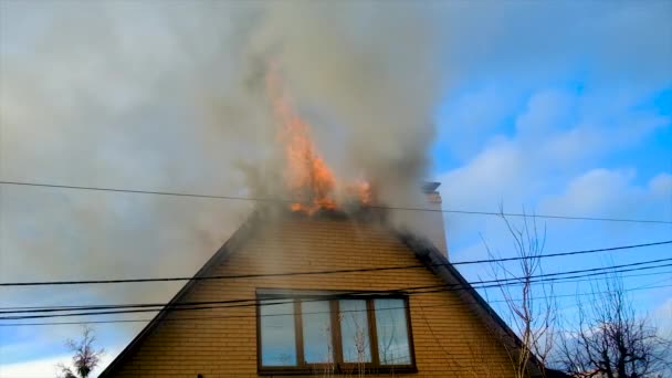 家の屋根が火事になっている。選択的焦点. — ストック動画