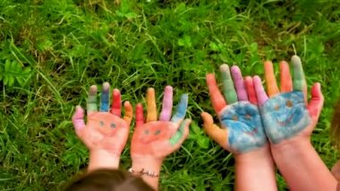 Çocuk ellerini boyayla oynatıyor. Tamam mı? Seçici odak.