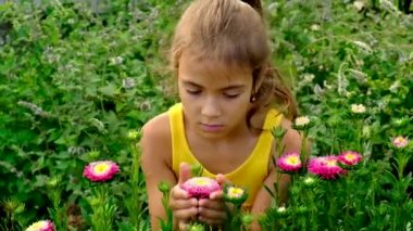 Çocuğun çiçeklere alerjisi var. Seçici odak.