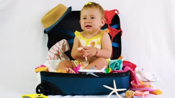여행 가방을 든 아기가 여행을 갑니다. 선택적 초점. — 비디오