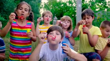 Çocuklar sokakta baloncuk çıkarıyor. Seçici odak.