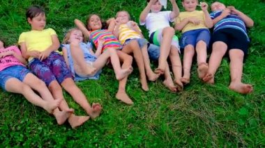 Çimlere basan çocuklar. Seçici odak.