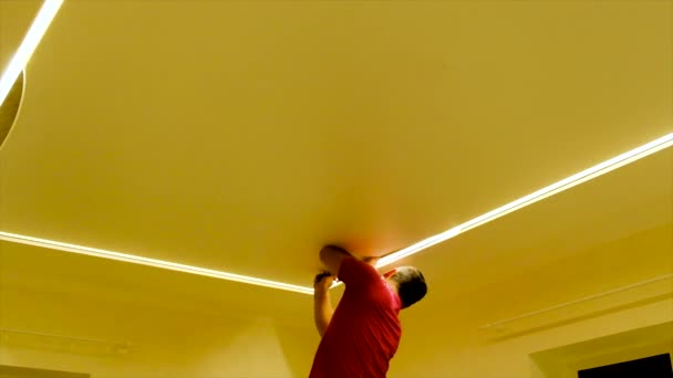 Craftsmen make a stretch ceiling. Selective focus. — 图库视频影像