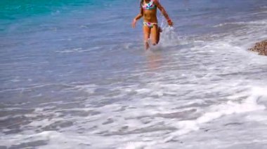 Çocuk dalgaların üzerinde denizde yüzer. Seçici odak.