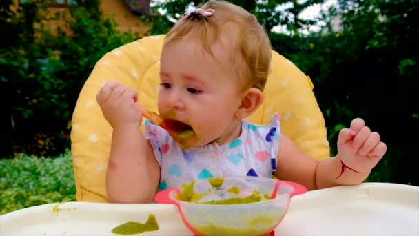 Baby eet broccoli puree. Selectieve focus. — Stockvideo